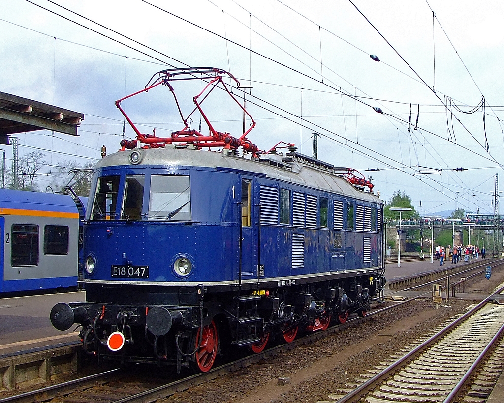 E 18 047 (ex DB 118 047) fhrt am 01. Mai 2010 durch den Bahnhof Bebra.
Die Lok wurde 1939 bei AEG unter der Fabriknummer 5161 gebaut. 
Die Elektrolokomotiven der Baureihe E 18 (ab 1968 DB-Baureihe 118),  gehrten zu den schnellsten Elektrolokomotiven der Deutschen Reichsbahn-Gesellschaft (DRG). Sie erreichten eine Hchstgeschwindigkeit von 150 km/h.  Achsanordnung ist 1 Do' 1  
Die Maschine ist im Besitz des Verkehrsmuseums Nrnberg.
