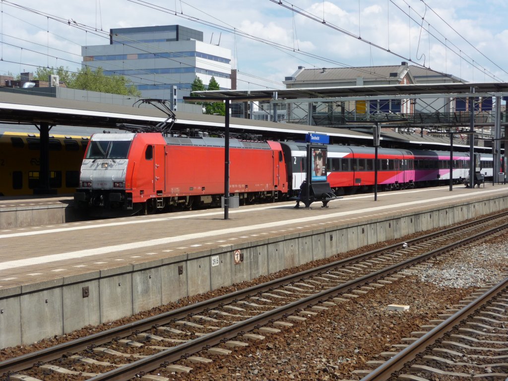 E 186 119 in Diensten des FYRA (des Schnellzugssystems der Relation Amsterdam <-> Brssel) fhrt am 29.05.2010 aus dem Bahnhof Dordrecht aus.