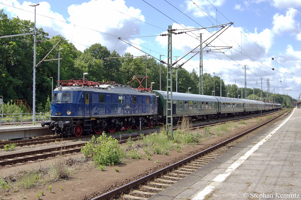 E18 047 und die 119 158-4 am Zugende verlassen jetzt Berlin Wannsee und fahren zum nchsten Halt Berlin Zoologischer Garten. 25.06.2011