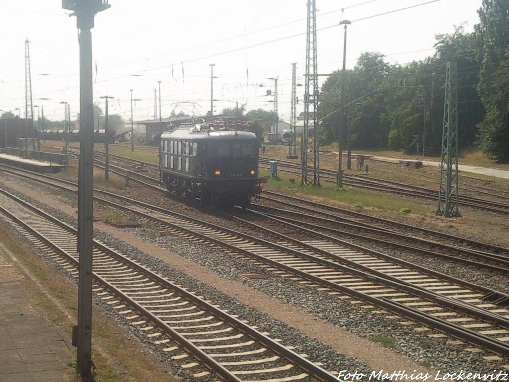 E18 beim Rangieren im Bahnhof Bergen auf Rgen am 27.7.13