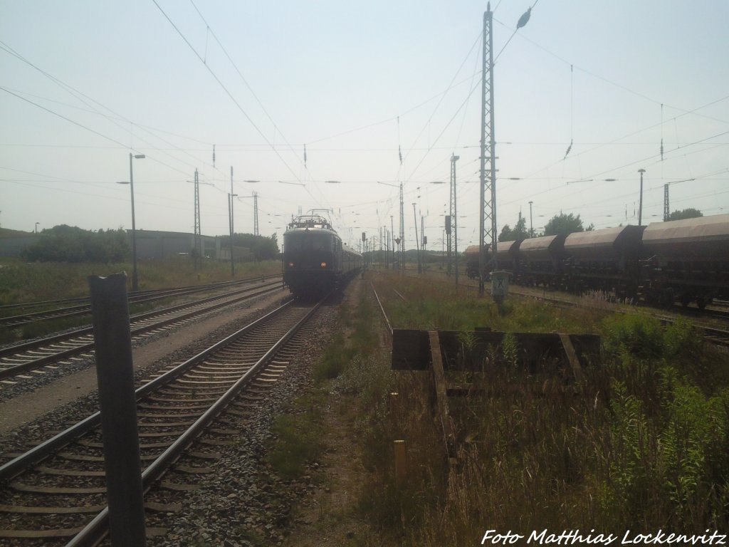 E18 mit dem Strtebekerzug bei der Einfahrt in den Bahnhof Bergen auf Rgen am 27.7.13