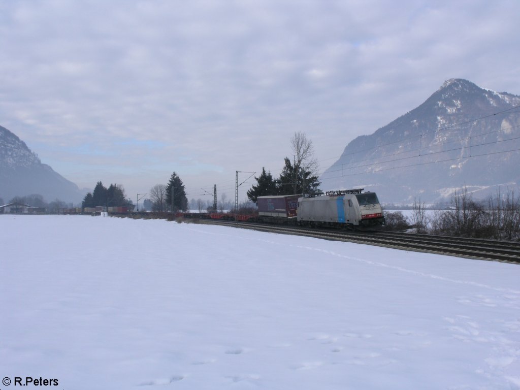 E186 104 schiebt den Zug von 139 133 bei Niederaudorf. 18.02.10