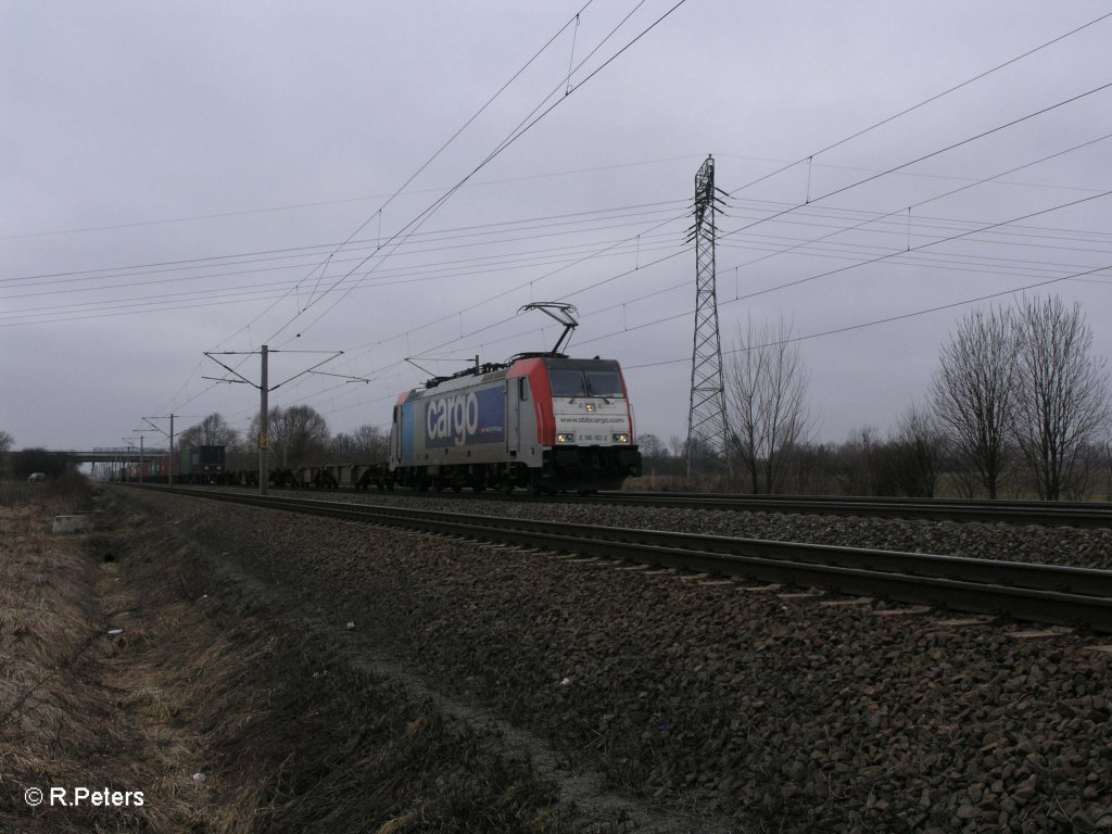 E186 182-2 zieht ein Containerzug bei Borsdorf. 05.03.11