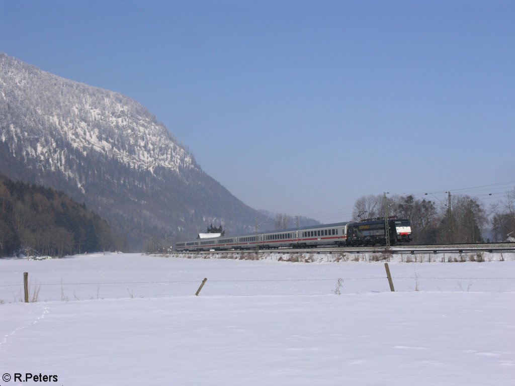 E189 032 zieht bei Niederaudorf ein IC nach innsbruck. 16.02.10