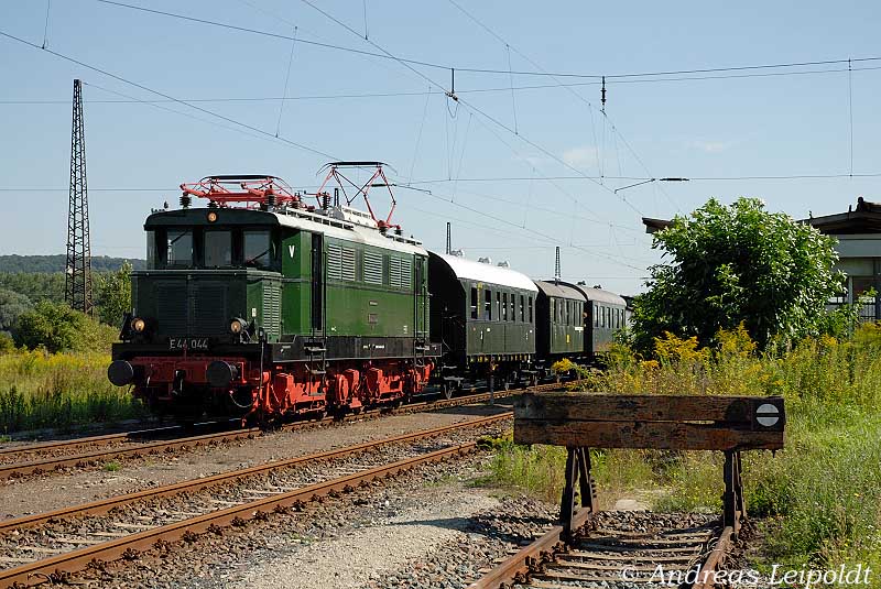 E44 044 von DB Fahrzeuginstandhaltung Dessau mit einem Leer-Sonderzug aus Loburg zum Sachsen-Anhalt-Tag nach Wei�enfels, in Naumburg Hbf; 22.08.2010 (Foto: Andreas Leipoldt)