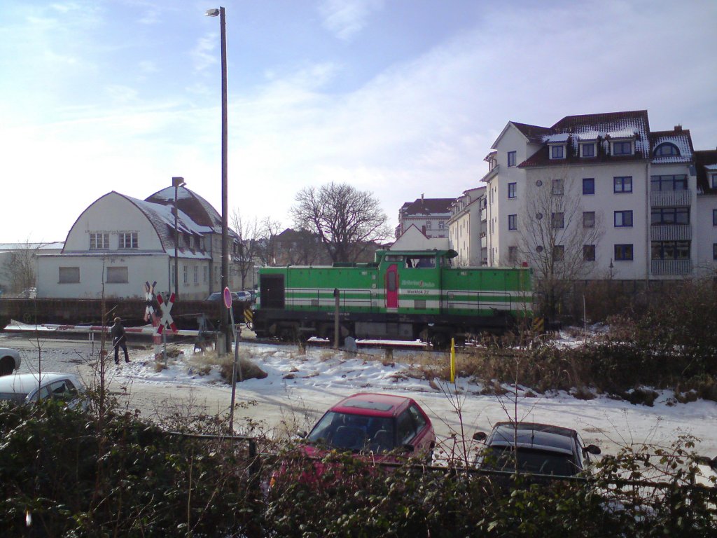 EB 22 mit Flachwagen und einem RegioShuttle (BR 650) der EB, am 31.01.2013 bei der Durchfahrt in Naumburg Ost Richtung Hauptbahnhof; (Foto: Kevin Wrobel)
