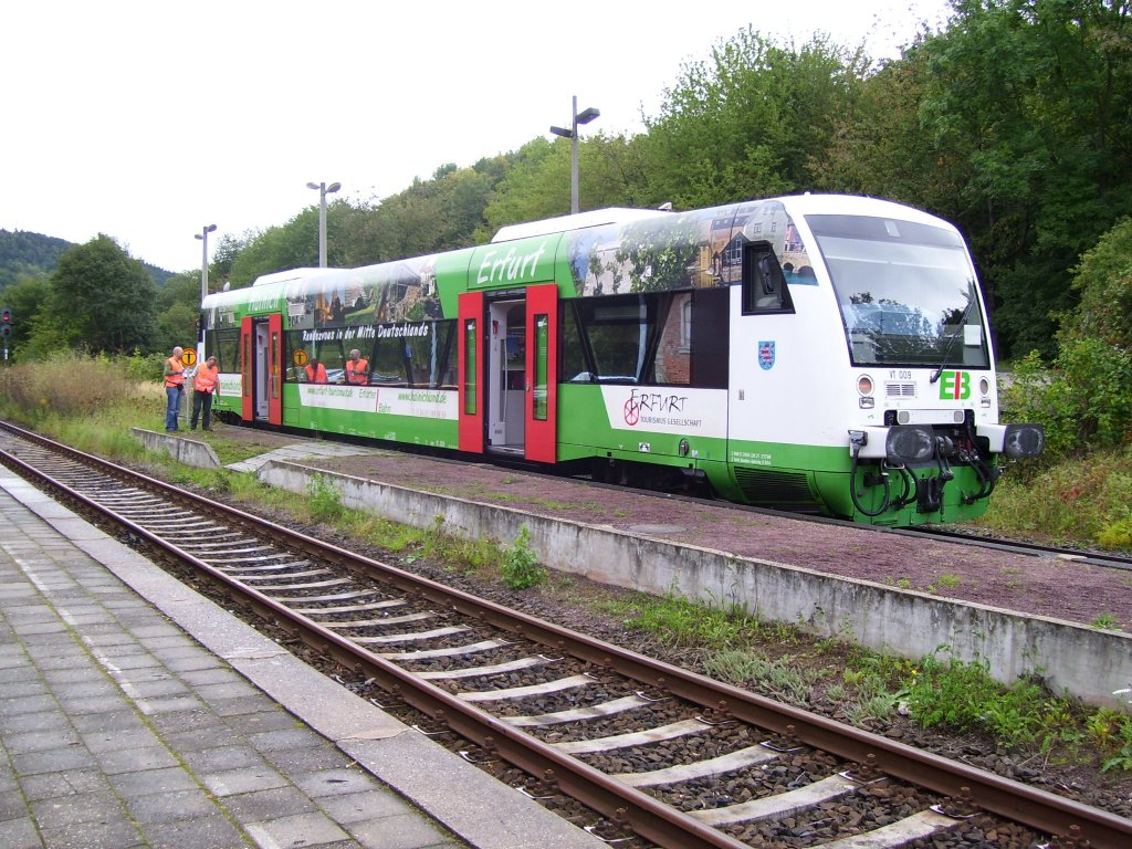 EB VT 009 als Winzerfestsonderzug aus Erfurt, am 08.09.2007 im Bf Nebra. Er kam anl�sslich des Freyburger Winzerfestes �ber Artern. In Nebra mu�ten die Fahrg�ste in die RB nach Naumburg umsteigen.