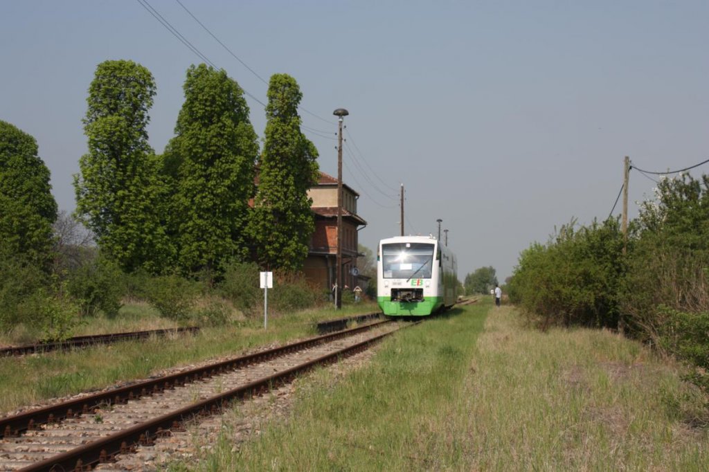 EB VT 009  Erfurt  als DPE 91385  Unstrut-Schrecke-Express I  von Erfurt Hbf nach Ro�leben, am 01.05.2012 in Donndorf. (Foto: Tom Radics)