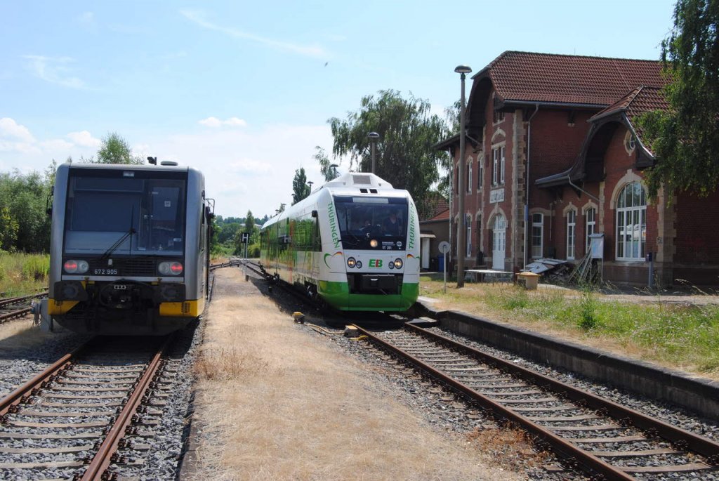 EB VT 201 als RB 34878 (DB Netz Videofahrt) nach Wangen und Burgenlandbahn 672 905 als RB 34877 aus Wangen, am 26.07.2013 in Naumburg Ost. (Foto: dampflok015)