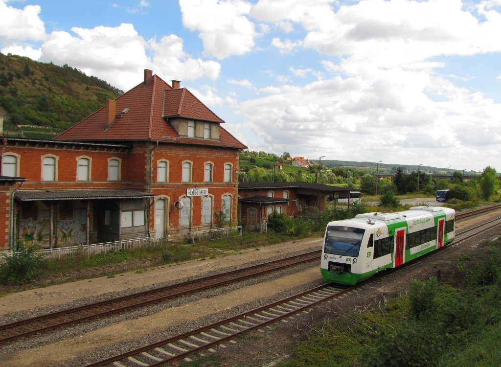 EB VT 307 als DPE 92050 von Gera Hbf nach Laucha, am 08.09.2012 beim Kreuzungshalt im alten Bf Freyburg. Der Sonderzug brachte Besucher zum gr��ten Weinfest in Mitteldeutschland nach Freyburg und fuhr dann weiter �ber Laucha nach Karsdorf zur Abstellung.