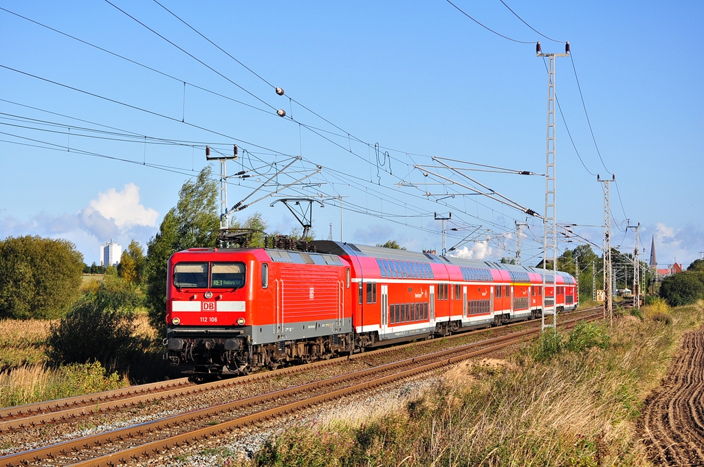 Ebenfalls am 19.09.2012 war die Rostocker 112 106 auf dem RE unterwegs.An diesem Tag fuhr lediglich die 120 207 zwischen Rostock und Hamburg.Alle anderen Loks waren defekt.Mit dem RE 4306 nach Hamburg beschleunigt die 112 106 kurz hinter Rostock ihren Zug. 