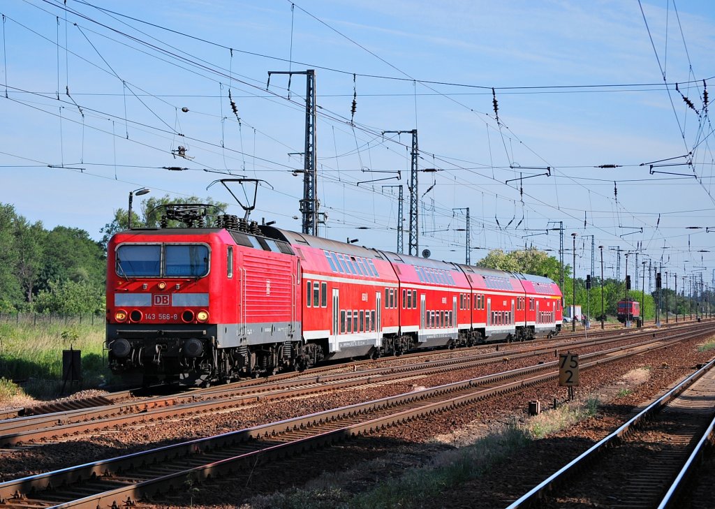 Ebenfalls in Priort konnte am 24.05.2011 die 143 566 mit ihrer RB nach Griebnitzsee geknipst werden.