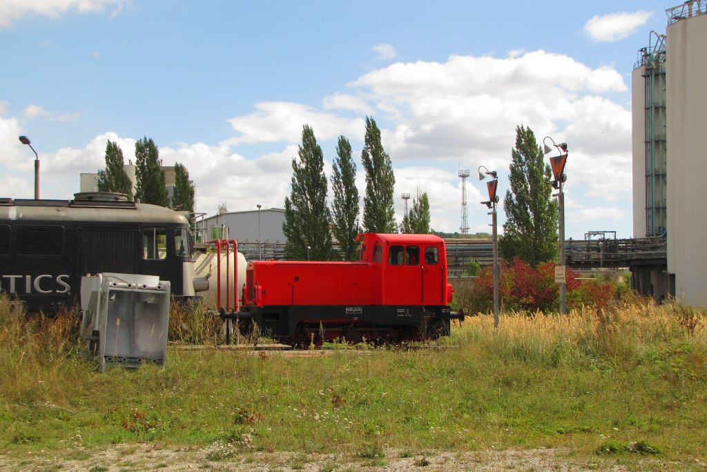 EBS 102 002-3 und CTL ST43 R007 am 08.09.2012 abgestellt in Karsdorf.