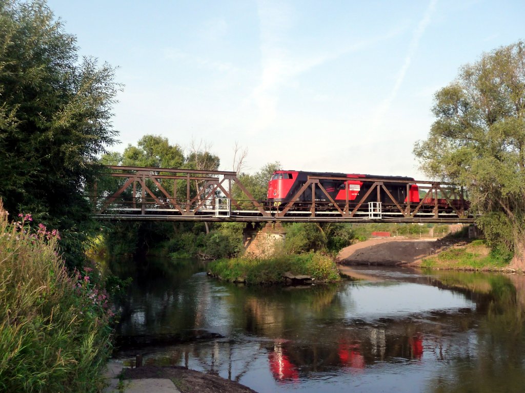 EBS 228 751-1 �berquert mit der KEG 7001 auf der Fahrt nach Rostock die ab Herbst 2011 gesperrte Saalebr�cke in Ro�bach; 22.08.2011 (Foto: Klaus Pollm�cher)