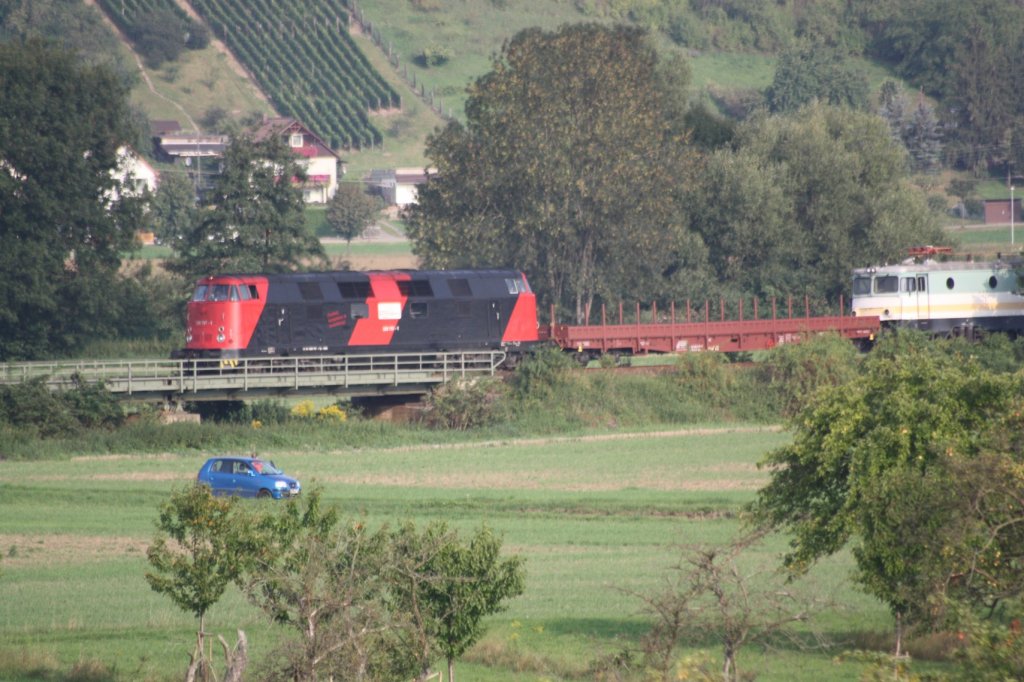 EBS 228 751-1 �berquert mit der KEG 7001 auf der Fahrt nach Rostock Seehafen in Ro�bach eine Flutbr�cke; 22.08.2011 (Foto: Peter Stumpf)