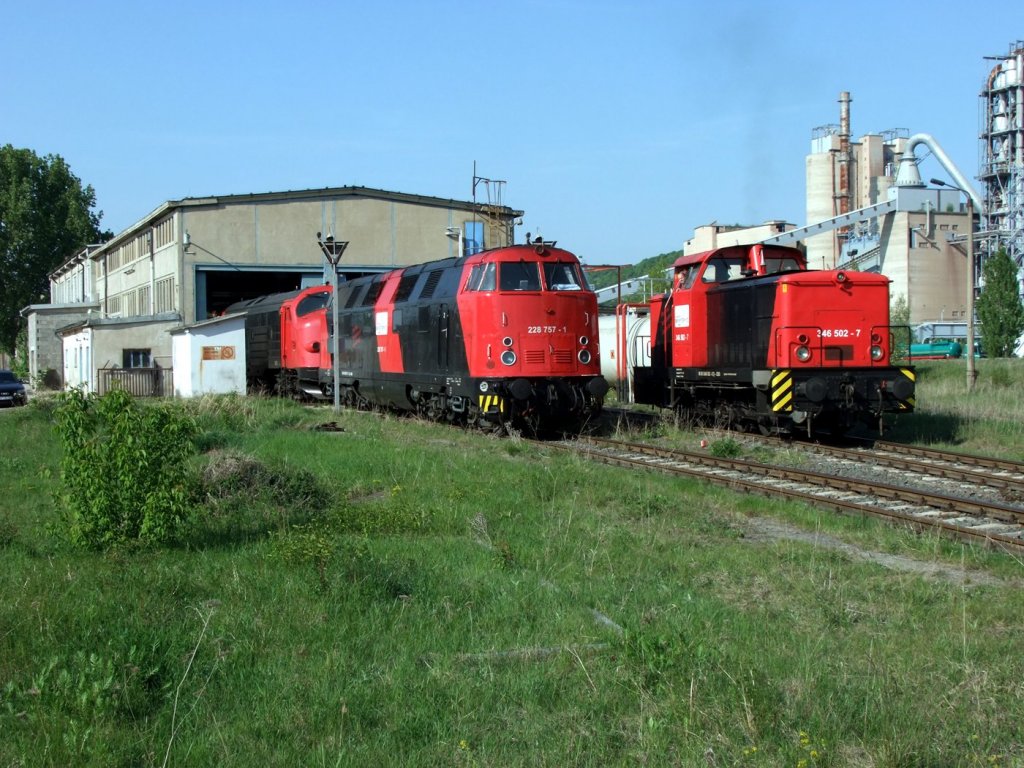 EBS 228 757-1 + 346 502-7 vor der Lokhalle in Karsdorf; 05.05.2011 (Foto. Sven Molle)
