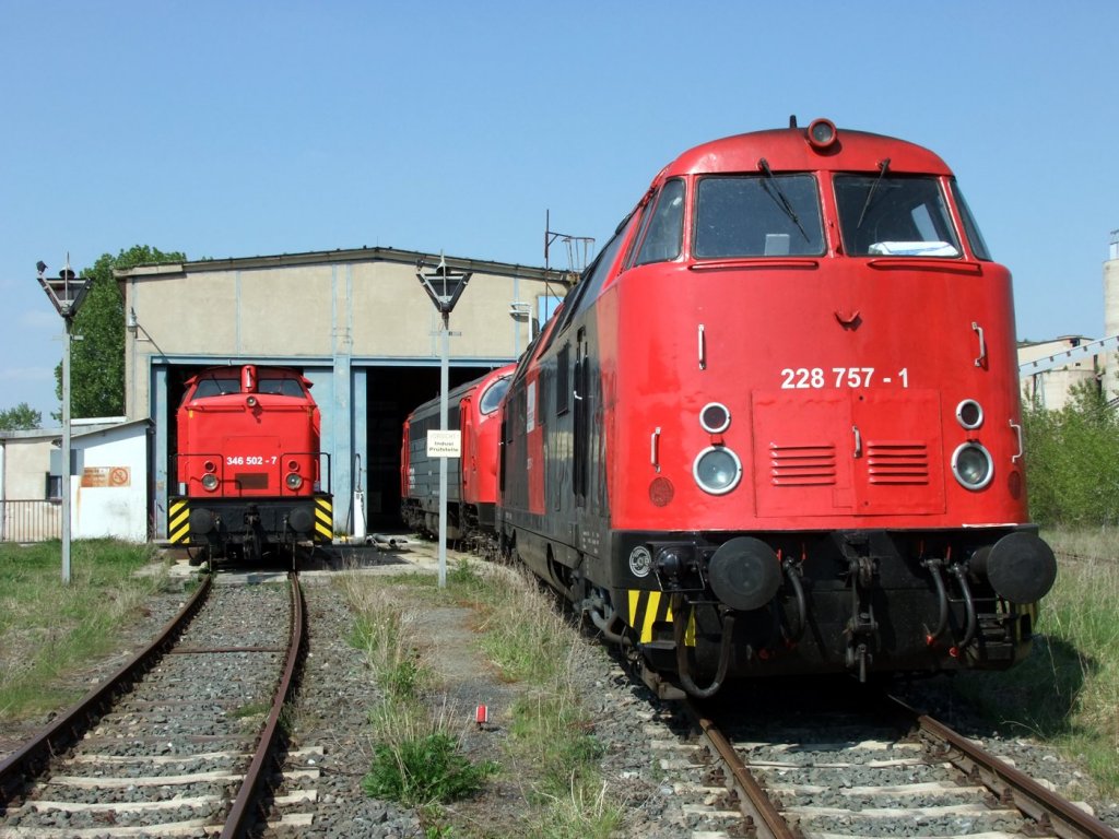 EBS 228 757-1 + 346 502-7 + MY 1131 vor der Werkstatthalle der EBS in Karsdorf am 05.05.2011. (Foto: Sven Molle)