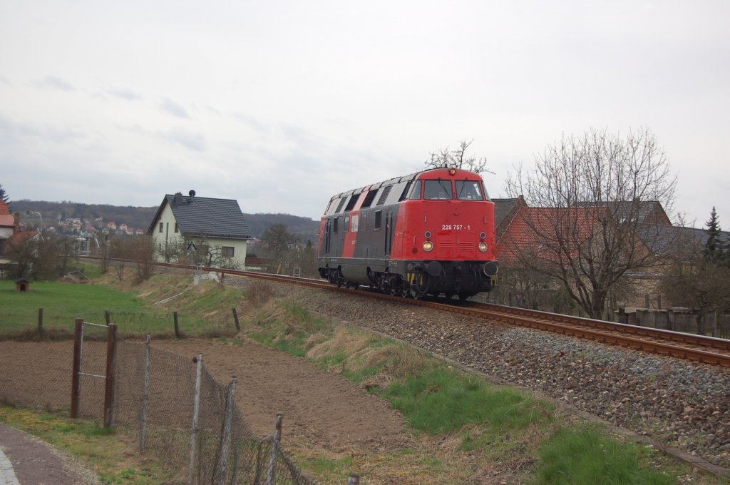 EBS 228 757-1 als Tfzf nach Karsdorf, am 19.04.2013 in Ro�bach. (Foto: dampflok015)