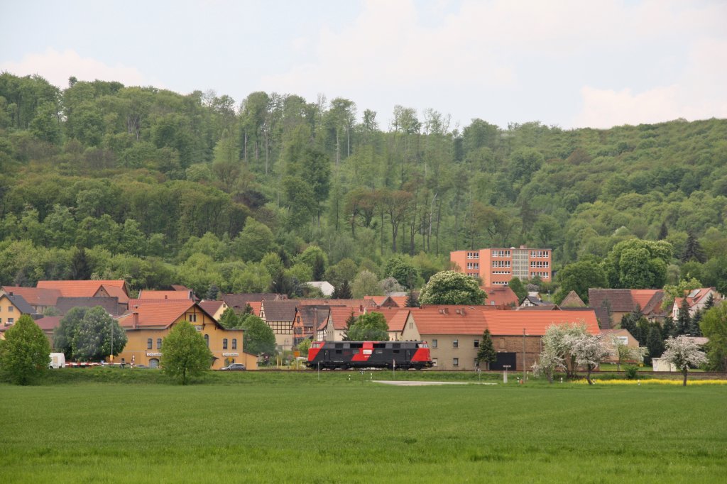 EBS 228 757-1 am 10.05.2013 bei Kleinjena auf der Fahrt nach Karsdorf. (Foto: Jens-Peter Ruske)