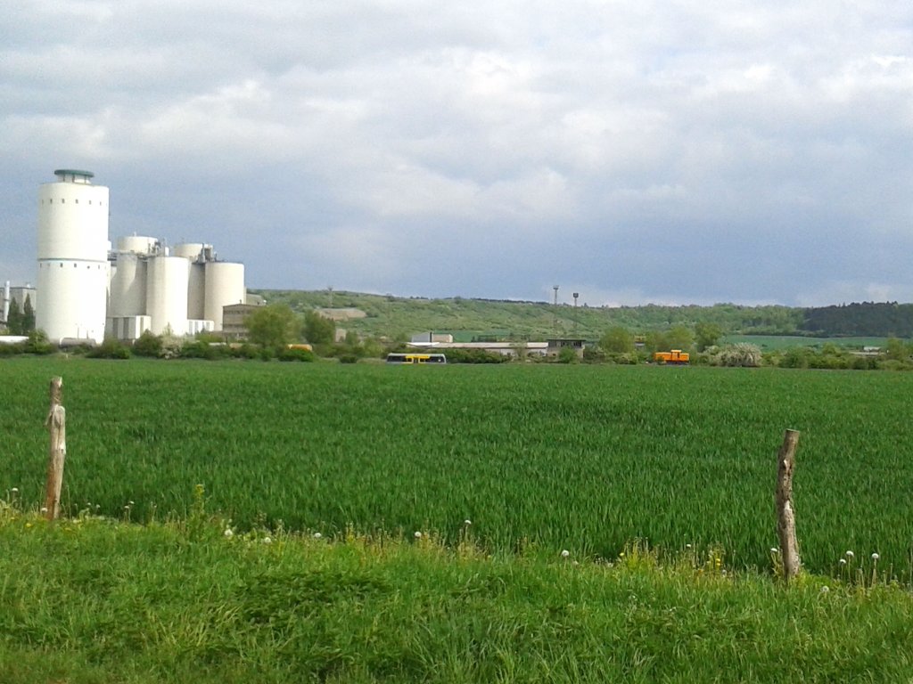 EBS 346 501 rangiert am 15.05.2013 im Zementwerk Karsdorf, w�hrend der Triebwagen der Burgenlandbhan als RB 34879 von Wangen nach Naumburg Ost unterwegs ist. (Foto: Kevin Wrobel)