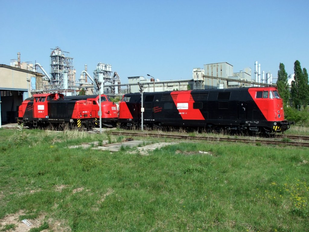 EBS 346 502-7 + 228 757-1 + MY 1131 vor der Werkshalle der Erfurter Bahnservice GmbH in Karsdorf; 05.05.2011 (Foto: Sven Molle)