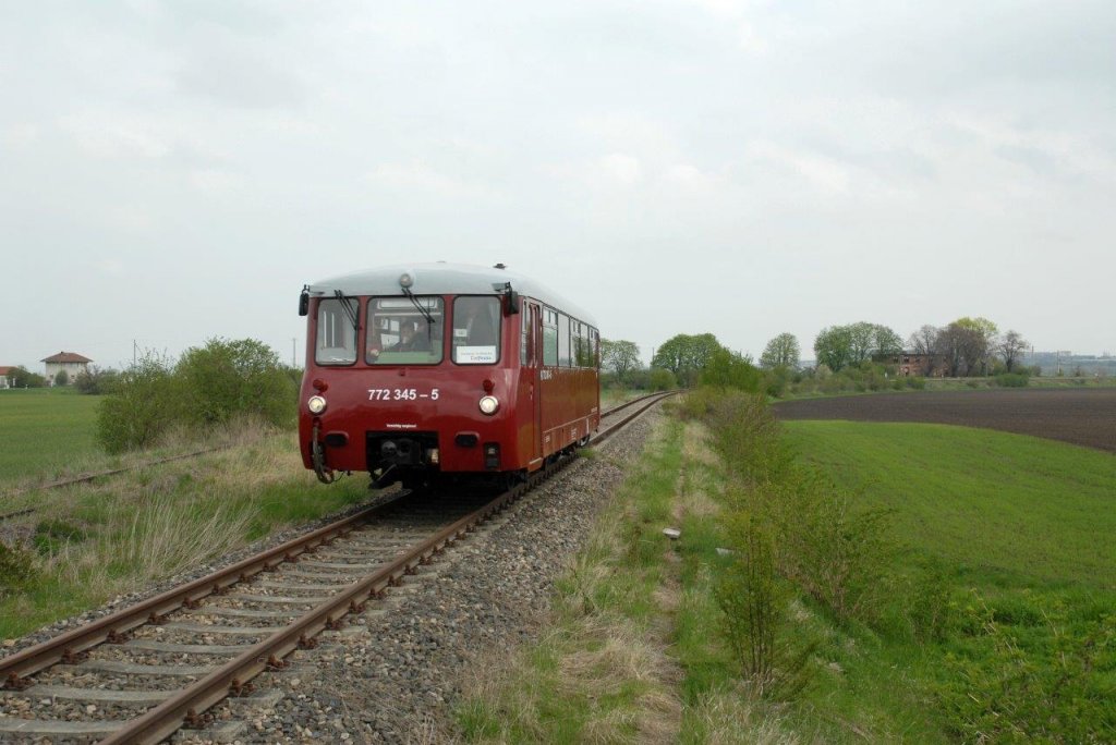 EBS 772 345-5 als DbZ 32700 von Erfurt Hbf nach Ro�leben, am 01.05.2013 bei Reinsdorf (b Artern). Der Sonderzug brachte als  Unstrut-Schrecke-Express  Wanderer zur  Hohen Schrecke . (Foto: Silvio Vernaldi)