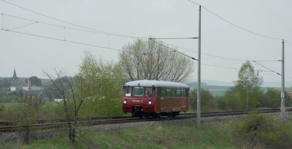EBS 772 345-5 als  Unstrut-Schrecke-Express  DbZ 32700 von Erfurt Hbf nach Ro�leben, am 01.05.2013 zwischen Reinsdorf (b Artern) und Artern. (Foto: Silvio Vernaldi)