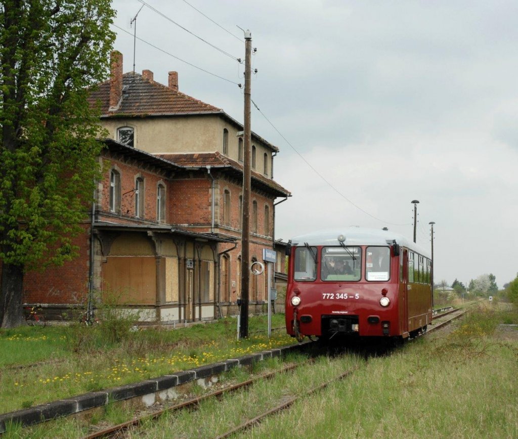 EBS 772 345-5 als  Unstrut-Schrecke-Express  DbZ 32700 von Erfurt Hbf nach Ro�leben, am 01.05.2013 im Bahnhof Donndorf. (Foto: Silvio Vernaldi)