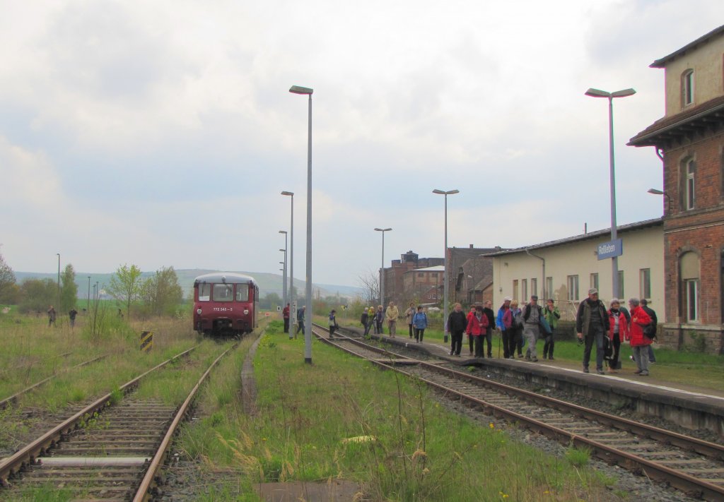 EBS 772 345-5 als  Unstrut-Schrecke-Express  DbZ 32700 aus Erfurt Hbf, am 01.05.2013 nach der Ankunft in Ro�leben. Von dort ging es f�r die Reisenden per Taxi weiter nach Donndorf, von wo aus die Wanderungen zur  Hohen Schrecke  begonnen haben.