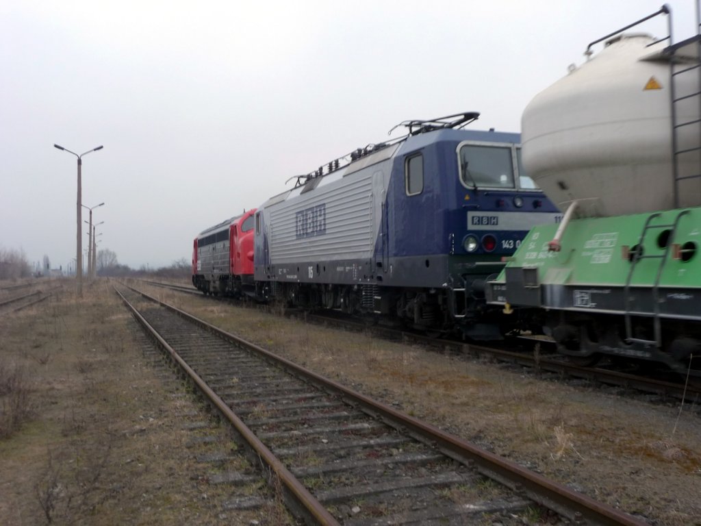 EBS MY 1131 (92 80 1227 003-1 D-EBS) + RBH 115 (91 80 6143 068-5 D-RBH) mit einem Zementzug auf den Anschlussgleisen vom Zementwerk Karsdorf; 17.02.2011 (Foto: Klaus Pollm�cher)