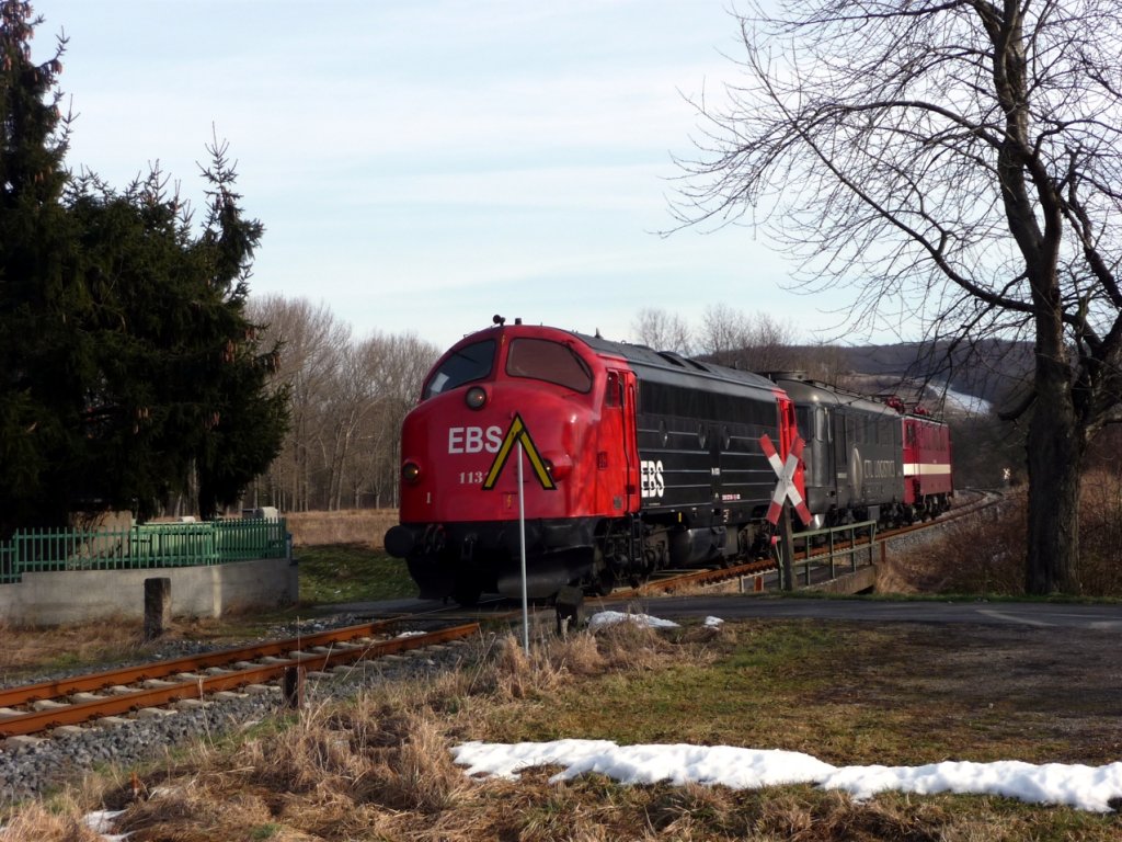 EBS MY 1131 als DGS 93508 von Gro�korbetha nach Karsdorf, am 16.02.2012 bei Balgst�dt. Am Haken hatte sie die CTL 252 022-9 und die abgeb�gelte EBS 142 110-6. (Foto: Klaus Pollm�cher)