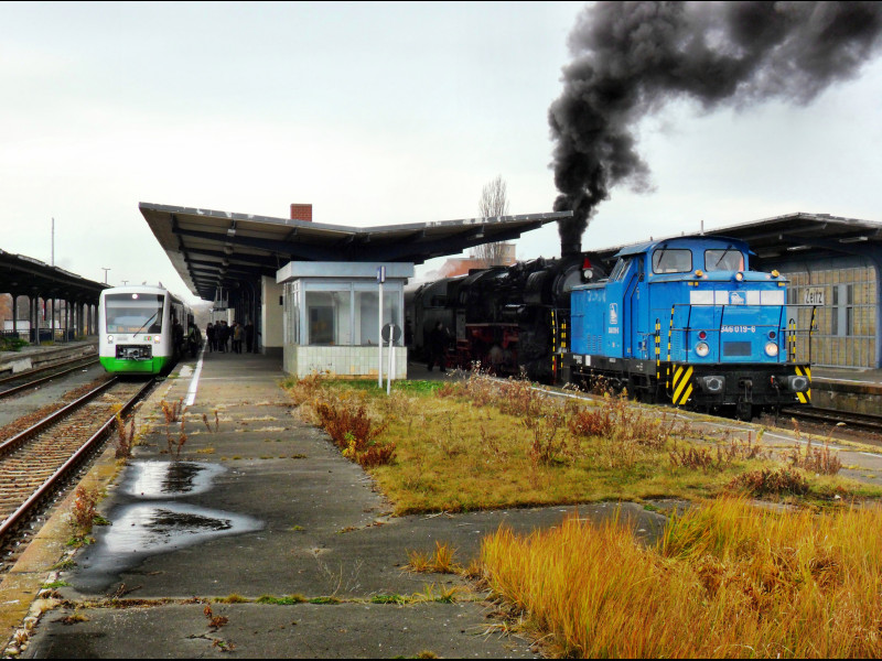 EBx 37448 (Salfeld - Leipzig Hbf) links war am 02.12.2012 mit +15 Min. unterwegs. Au�erplanm��ig kam es daher zum Verkehrshalt in Zeitz auf Gleis 5. Nebenan auf Gleis 6 wartet der  Nikolaus Express  auf die Heimfahrt.