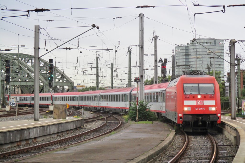 EC 119 treft am 14 September 2017 in Köln Hbf ein mit 101 015 an der Spitze.