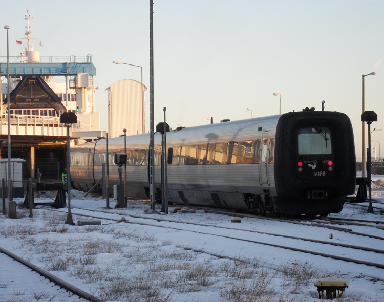 EC 31 von Hamburg Hbf Richtung Koebenhavn fhrt nun ganz langsam auf die Scandlines-Fhre,die Ankunft in Rdby war dann um 10.00 Uhr.Aufgenommen am 02.01.2011