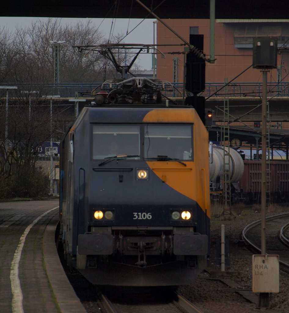 EG 3106 kam aus Dnemark mit einem Mischer durch Hamburg-Harburg am 15.1 gefahren.