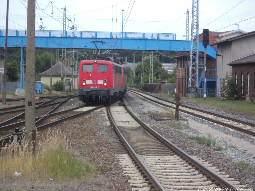 EGP 140 853-3 & 140 824-4 mit der 2 Krweidezughkfte bei der Einfahrt in Bergen auf Rgen am 12.8.13