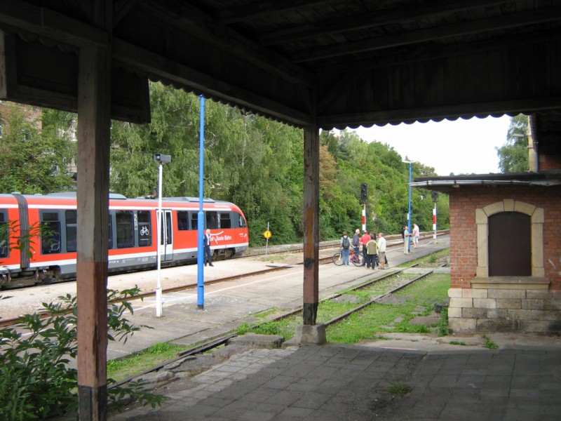 Ehemalige G�terverladerampe im Bf Freyburg; 12.09.2009 (Foto: Thomas Menzel)