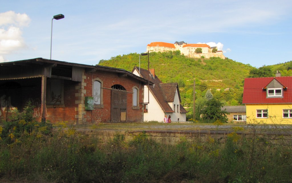 Ehemalige G�terverladerampe unterhalb der Neuenburg, im Bf Freyburg; 11.09.2010