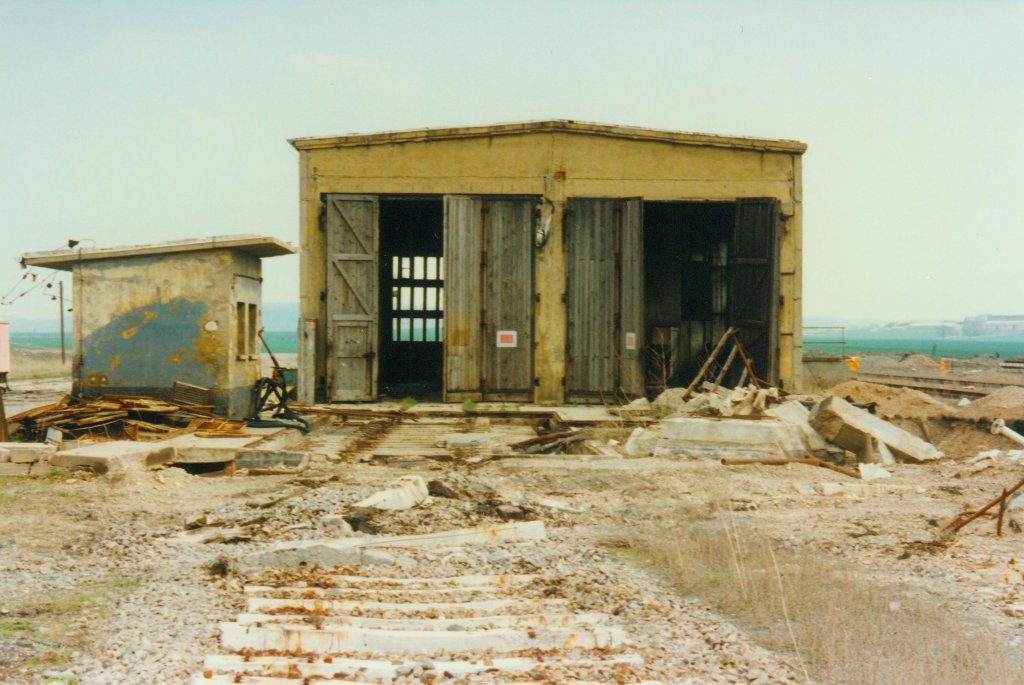 Ehemaliger Lokschuppen vom Kaliwerk in Ro�leben; 1994 (Foto: J�rg Seidel)