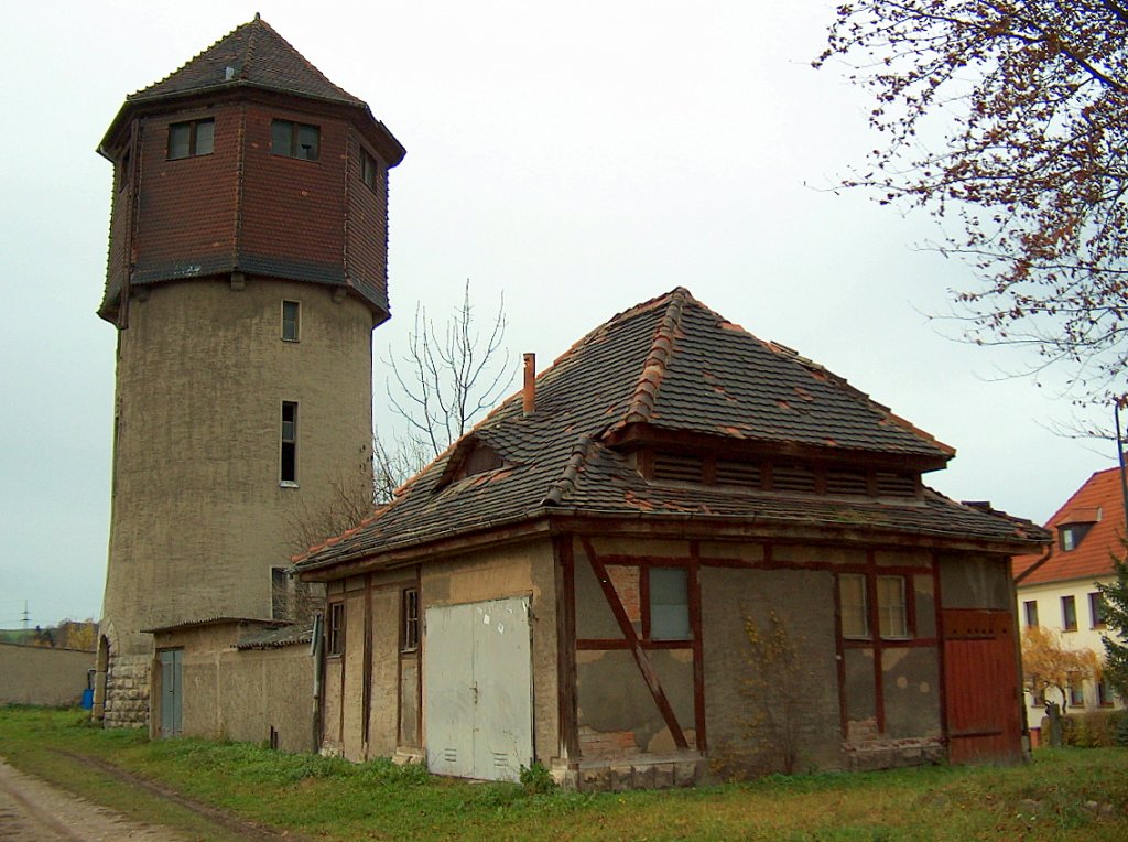 Ehemaliger Wasserturm und Abortgeb�ude im Bf Bad Bibra; 15.11.2009