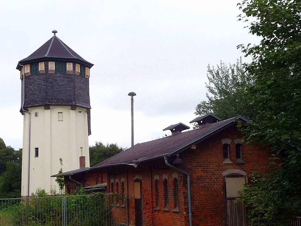Ehemaliger Wasserturm im Bf Nebra; 15.08.2010 (Foto: Ralf Kuke)