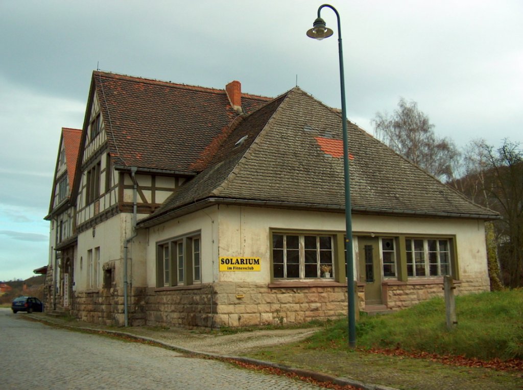 Ehemaliges Empfangsgeb�ude, aufgenommen von der Stra�enseite, in Bad Bibra; 15.11.2009