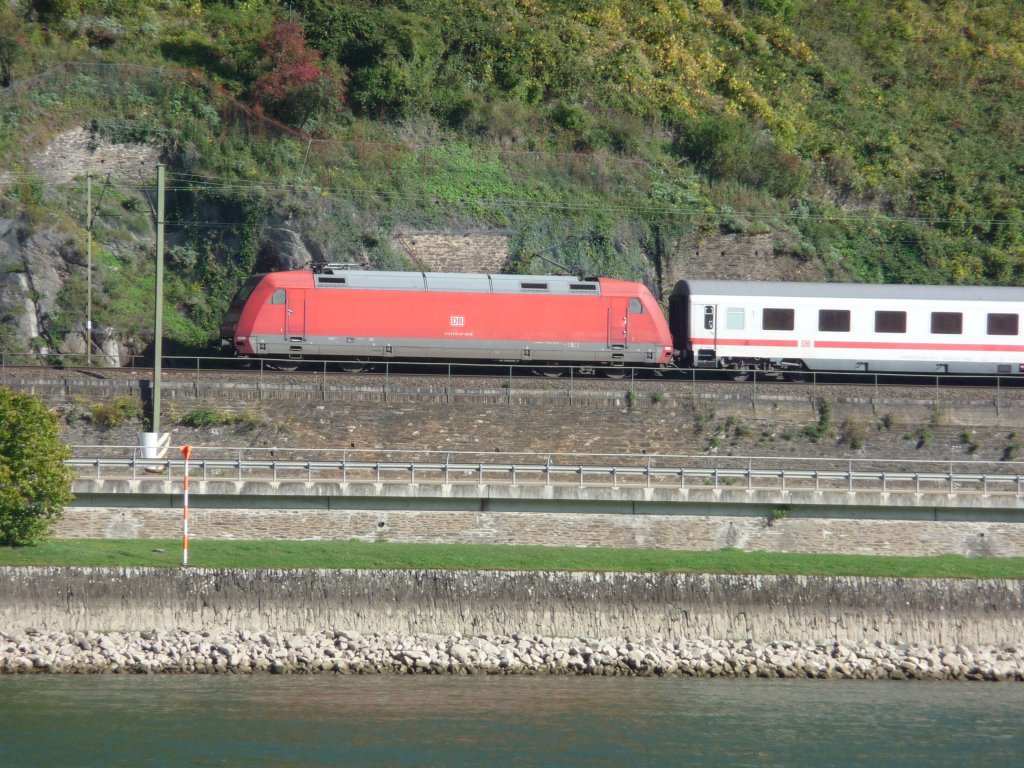 Eher selten  verirren  sich Fernverkehrszge auf die Rechte Rheinstrecke. Hier ist eine unerkannt gebliebene 101 am 11.10.2010 mit einem Intercity unterwegs.