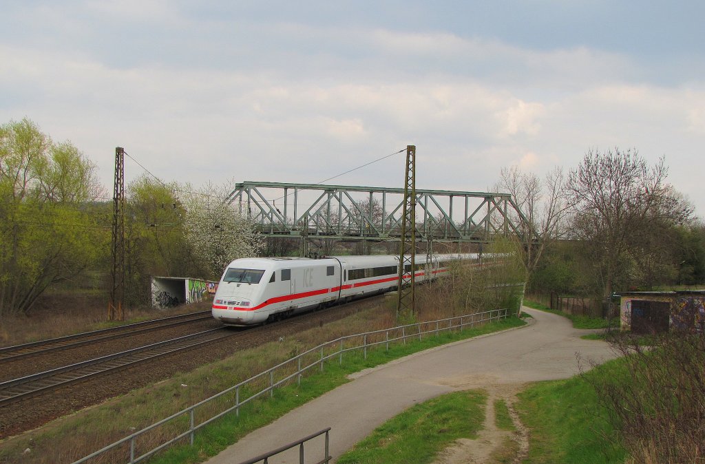 Eher ungew�hnlich in Naumburg ist ein ICE-Triebzug der BR 401. Am 14.04.2012 verl�sst ein solcher Triebzug, als ICE 1208  Karwendel  von Innsbruck Hbf nach Berlin Hbf (tief), Naumburg Hbf und unterquert hier gerade das �berf�hrungsbauwerk nach Teuchern.