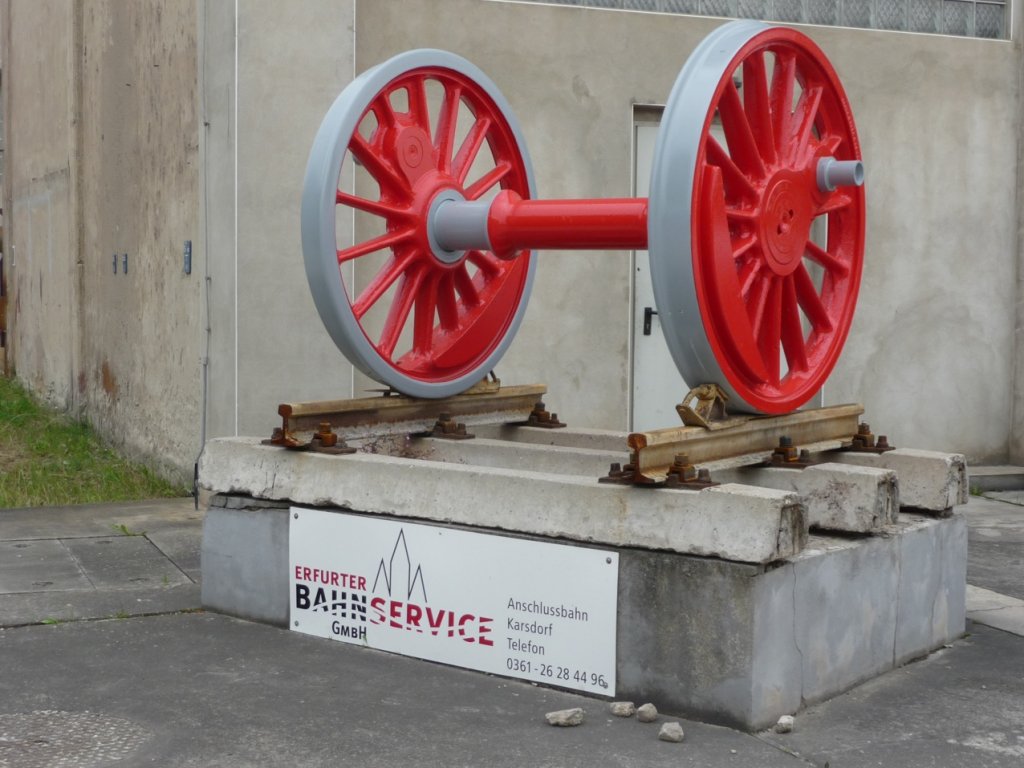 Ein Achse einer Dampflok der BR 50 am Eingang der EBS in Karsdorf; 27.06.2012 (Foto: Klaus Pollm�cher)