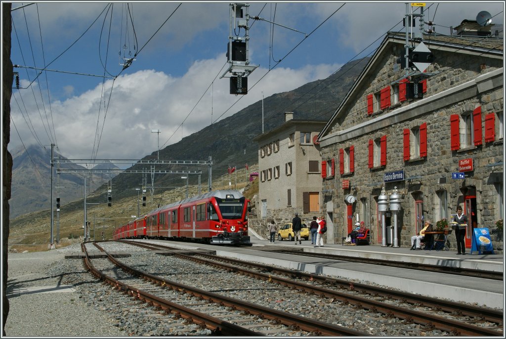 Ein Allegra erreicht mit einem Regionalzug Oszizio Berian.
10.09.2011