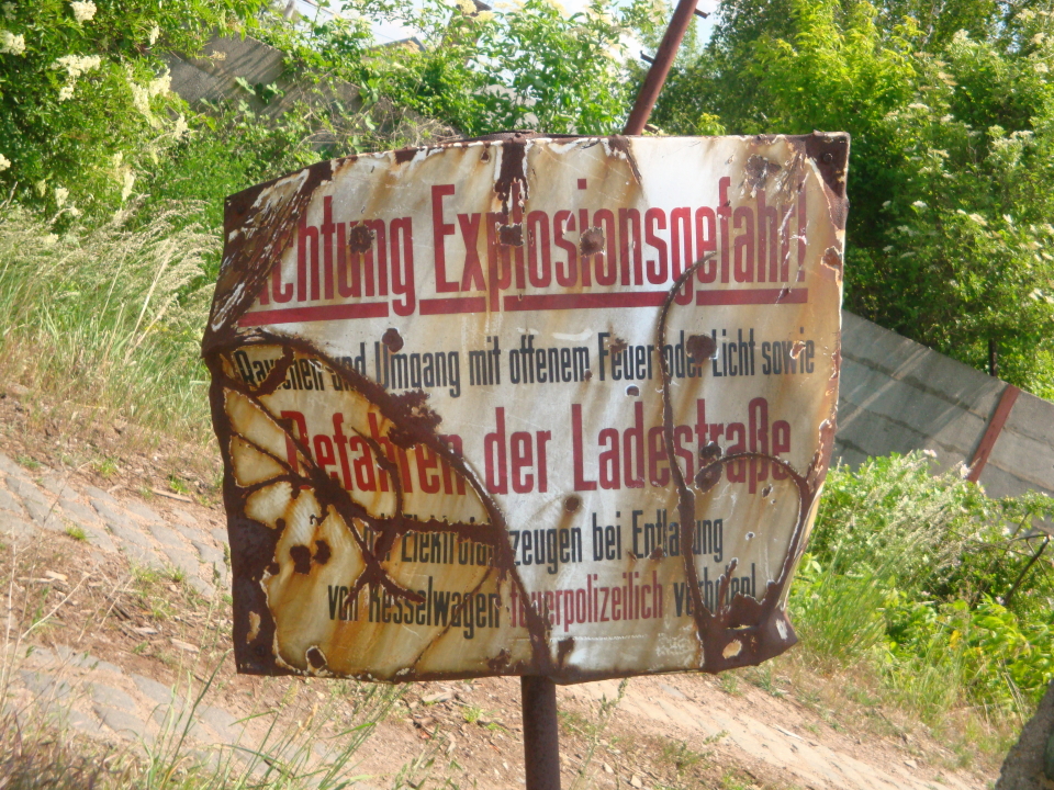 Ein altes Hinweisschild am Rande des Naumburger Ostbahnhofs; 28.05.2011 (Foto: G�nther G�bel)