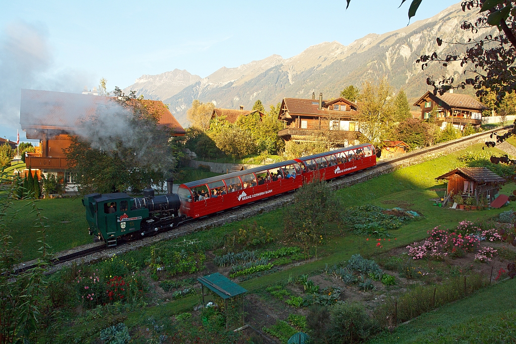 Ein Ausblick am 01.10.2011 morgens aus dem Hotelfenster, die Heizl befeuerte Lok 15 der BRB fhrt von Brienz zum Rothorn (2244 m . M.) hinauf. Die Lok wurde 1996 bei der SLM unter Fabrik-Nr. 5690 gebaut.