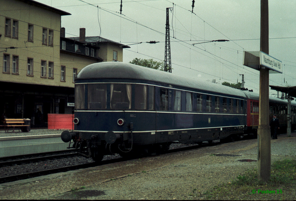 Ein Aussichtswagen vom DB Museum in einem privaten Sonderzug von Halle (S) nach Freyburg und weiter zu Abstellung nach Karsdorf am 27.09.1995 in Naumburg Hbf. (Foto: J�rg Berthold)