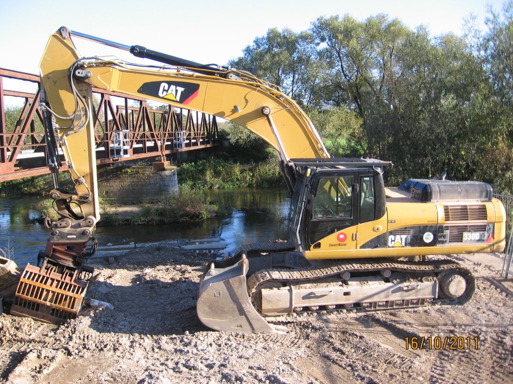 Ein Bagger bei dem Abriss der Betonpfeiler neben der alten Saalebr�cke in Ro�bach; 16.10.2011 (Foto: Hans Grau)
